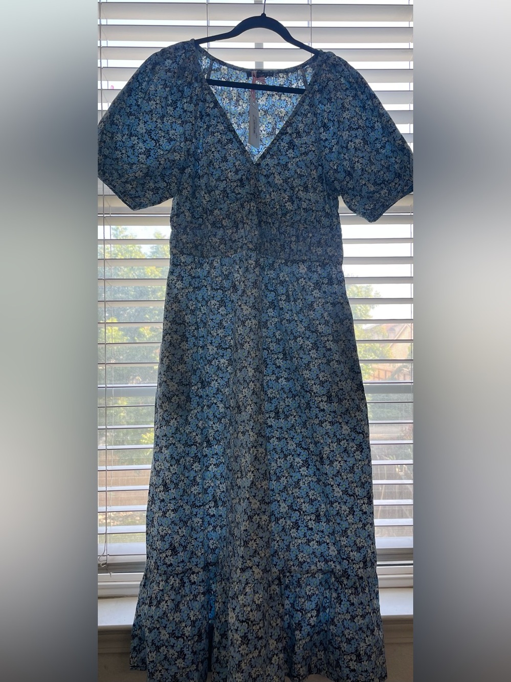 Vineyard Vines Women’s Blue Floral V-Neck and Poplin Sleeves Midi dress. Large
